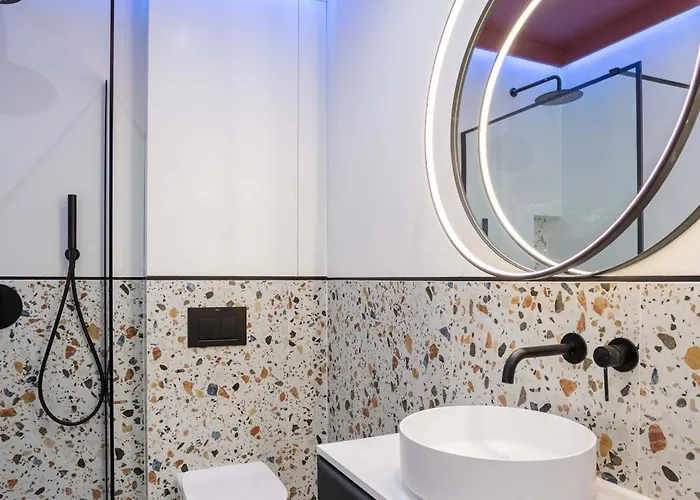 Comfy Modern In Old Town Parking Properunit Apartament